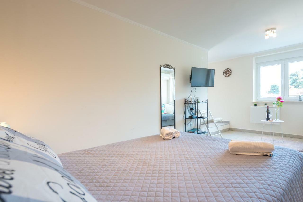 Brand New Studio With Terrace & Parking دوبروفينك المظهر الخارجي الصورة